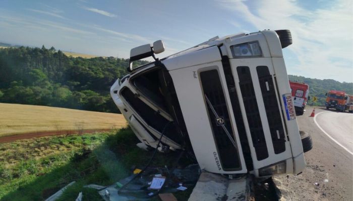 Cantagalo - Caminhão tomba na BR-277 e motorista é socorrido com ferimentos leves